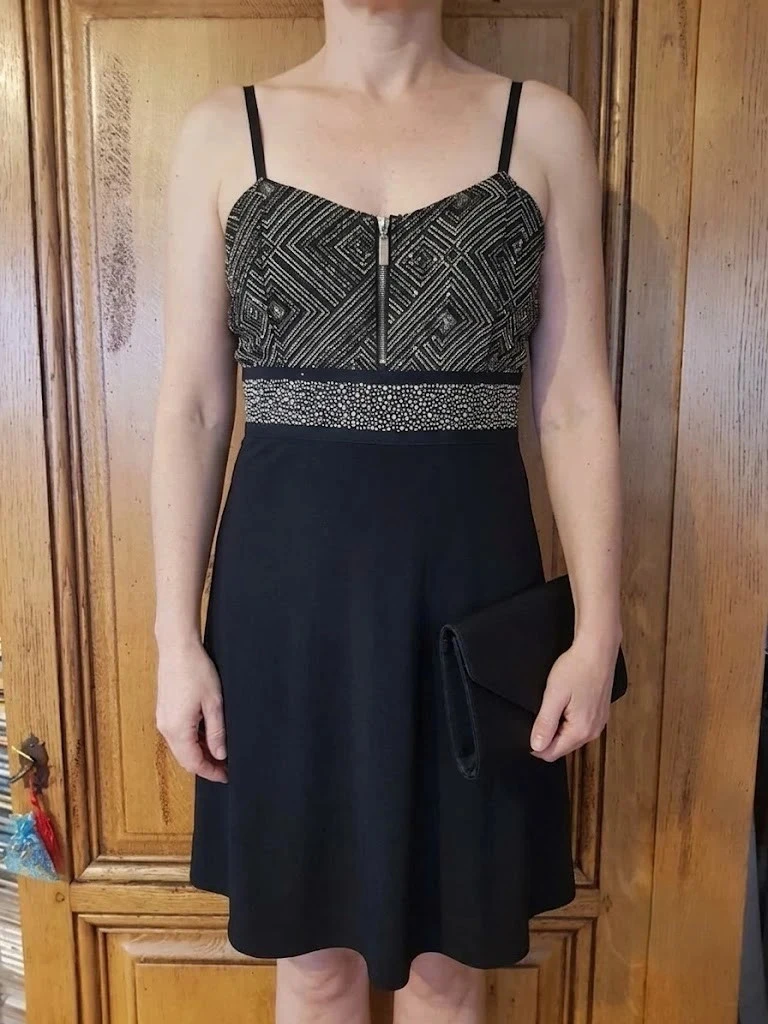 Robe noire et strass dorés sur la poitrine neuve